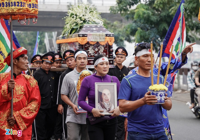 Diễn viên Kiều Trinh òa khóc khi đưa tiễn nghệ sĩ Ánh Hoa - Hình 3 Dien vien Kieu Trinh oa khoc khi dua tien nghe si Anh Hoa-Hinh-3