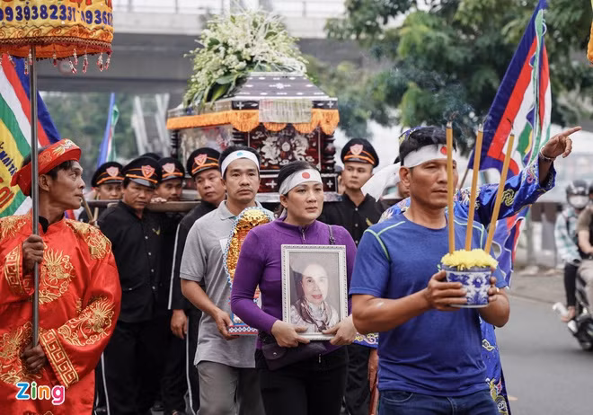 Dien vien Kieu Trinh oa khoc khi dua tien nghe si Anh Hoa-Hinh-3