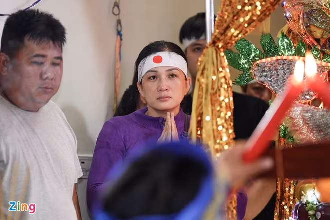 Dien vien Kieu Trinh oa khoc khi dua tien nghe si Anh Hoa