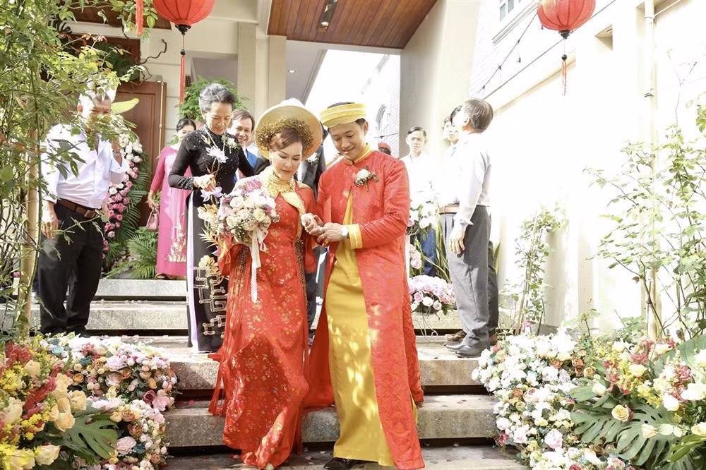 Thời gian đi lại mất vài phút vì 2 gia đình chỉ cách nhau 1 đường quốc lộ.