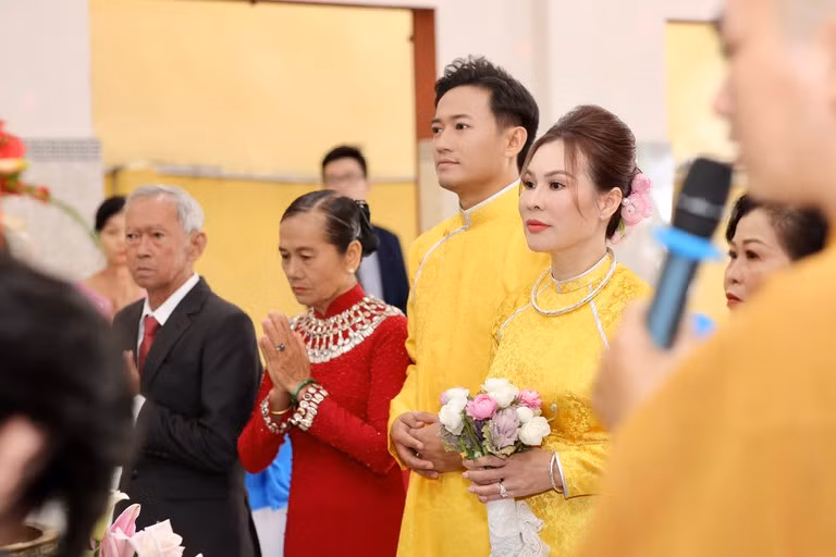 Vài ngày qua, Quý Bình tổ chức liên tiếp lễ hằng thuận - lễ rước dâu - tiệc cưới, song vô cùng kín đáo, hạn chế sự tác nghiệp của truyền thông. Chỉ khi phía người trong cuộc tiết lộ hình ảnh liên quan, khán giả mới có dịp để gửi lời chúc mừng tới cặp đôi.