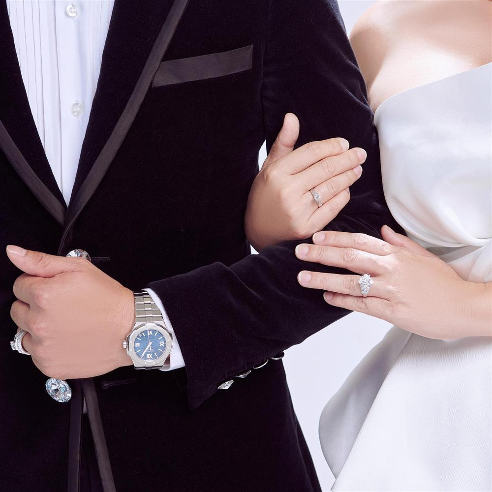 hoảnh khắc tay trong tay của đôi uyên ương.