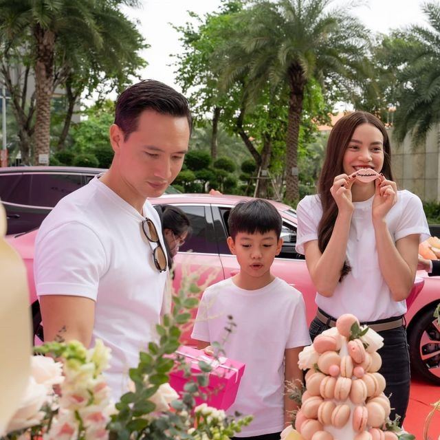 Kim Ly - Ho Ngoc Ha tau cung luc 4 chiec o to hang sang