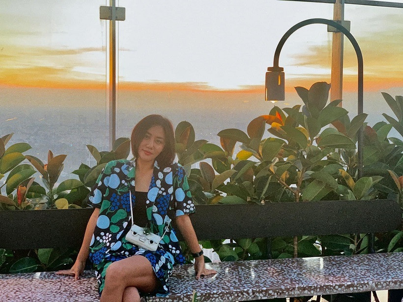 Văn Mai Hương có giây phút thư giãn ngắm hoàng hôn chiều đầu tuần.