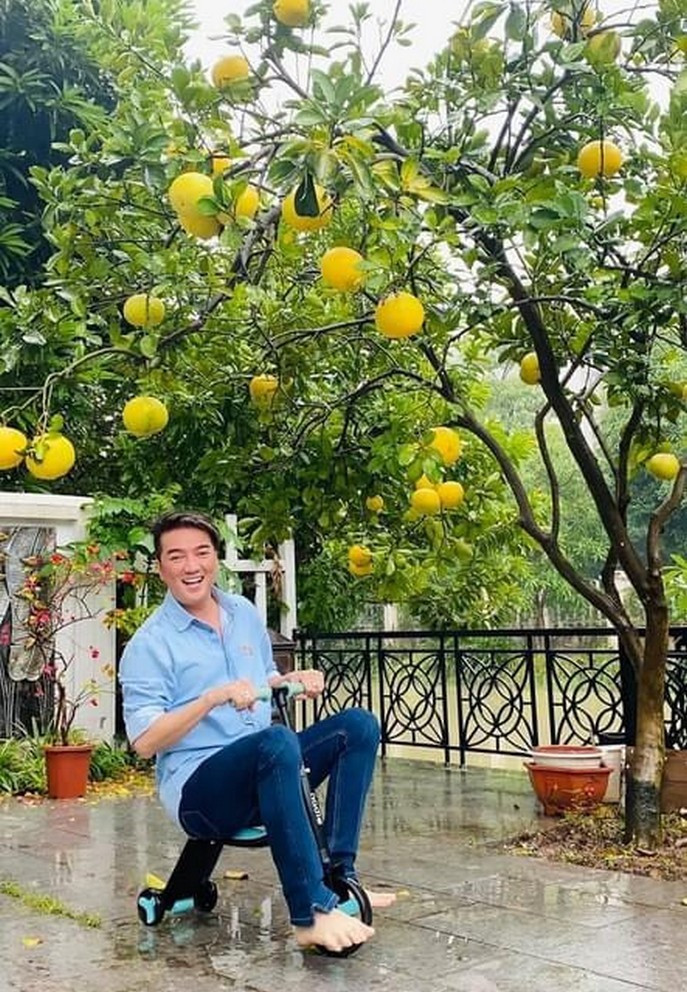 Đàm Vĩnh Hưng ví mình trở về tuổi thơ khi lấy chiếc xe của cháu đạp quanh khu vườn nhà.