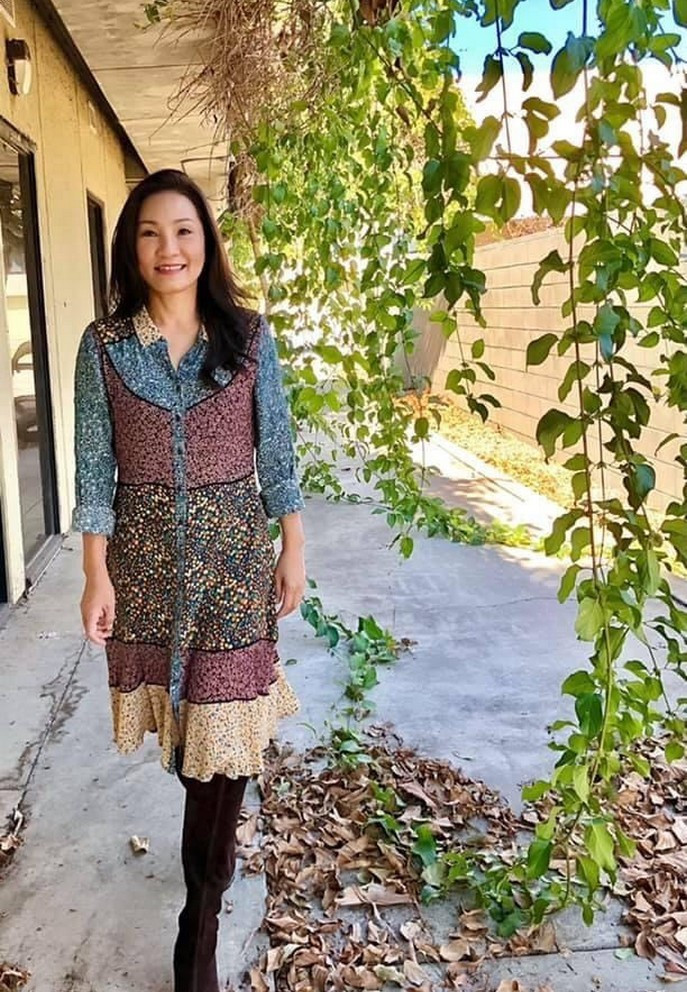 Nghệ sĩ Hồng Đào xuống phố cảm nhận không khí sang thu tại tiểu bang California (Mỹ) nơi cô sinh sống.