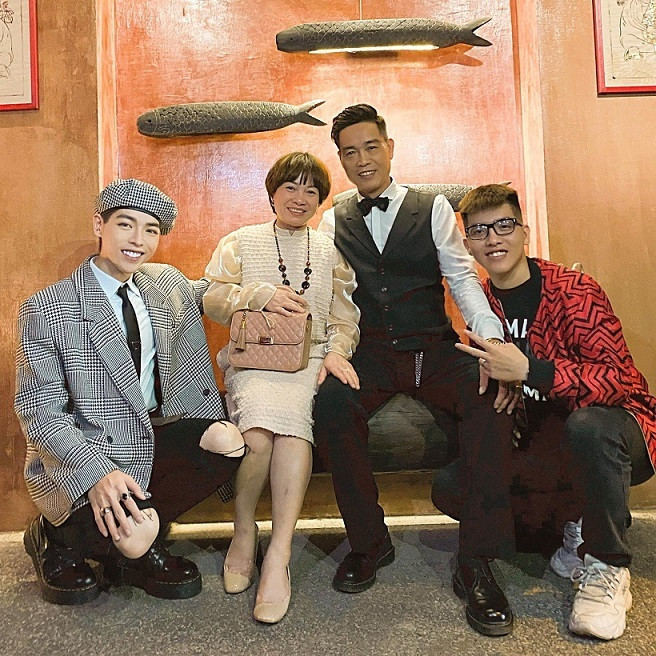 Đức Phúc đăng ảnh gia đình nhân dịp mừng sinh nhật bố.