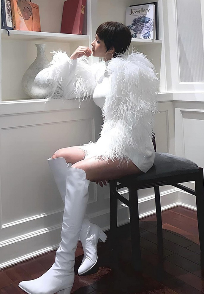 Hiền Hồ được ví như "công chúa tuyết" khi diện set đồ trắng từ váy áo đến giày boot.
