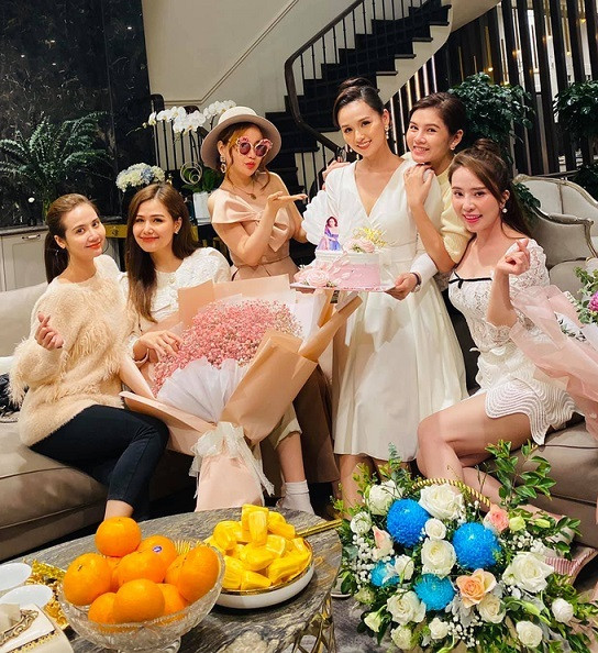 Hội bạn thân gồm toàn những hot girl tụ họp tổ chức sinh nhật cho Lã Thanh Huyền.