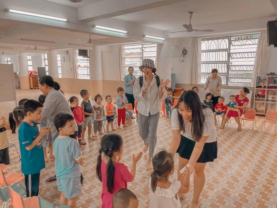 Lan Khuê giản dị vui vẻ đi từ thiện.