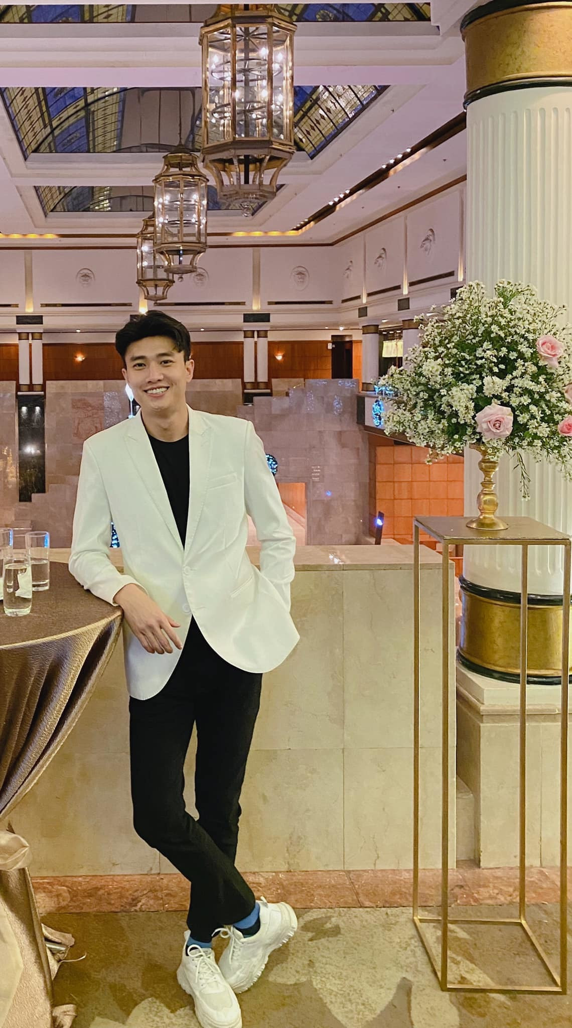 "Con người chỉ hạnh phúc khi có đủ hai thứ: nụ cười và người bạn đời tạo nên nụ cười ấy", Quốc Trường bảnh bao với áo vest trắng.