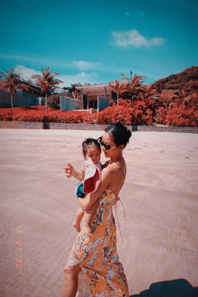 Khoảnh khắc đáng yêu của Suboi cùng con gái tại Côn Đảo.