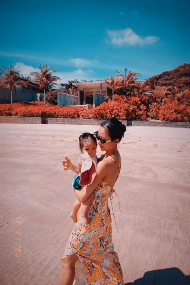 Khoảnh khắc đáng yêu của Suboi cùng con gái tại Côn Đảo.