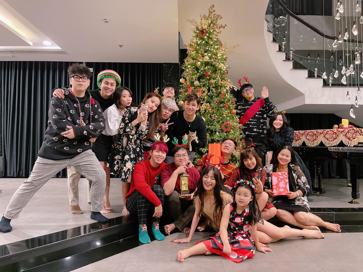Ca sĩ Hoàng Thùy Linh cùng gia đình và bạn bè đón Noel sớm.
