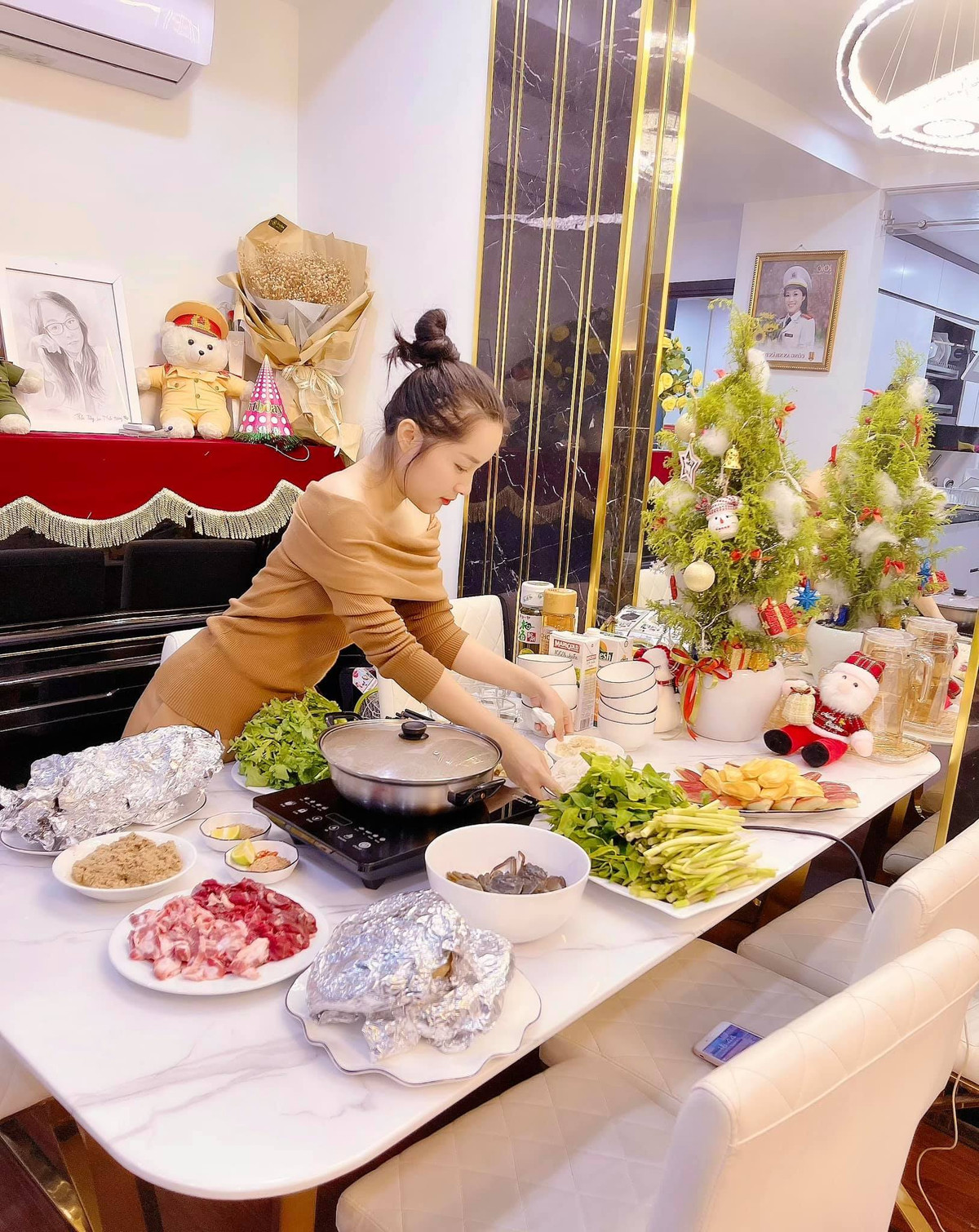 Minh Hương Vàng Anh đảm đang vào bếp nấu cơm đón khách.