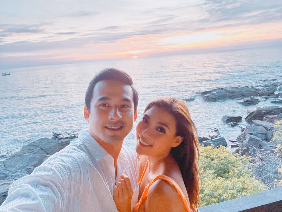 Vợ chồng Thúy Diễm - Lương Thế Thành tình cảm bên nhau tại Phú Quốc.