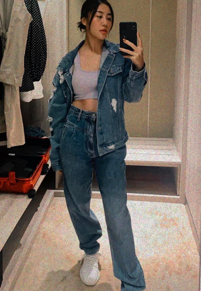 Văn Mai Hương than phiền diện đồ không hợp với thời tiết lạnh trong chuyến công tác.