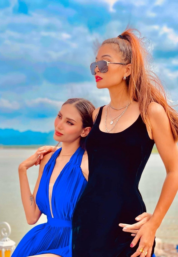 Võ Hoàng Yến cùng đàn em Mâu Thủy tình tứ bên nhau kèm dòng chia sẻ: "Chỉ phụ nữ mới mang lại được hạnh phúc cho nhau".