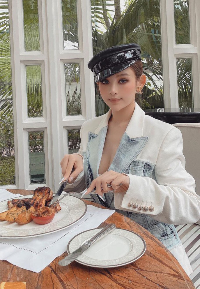 Huyền Baby có buổi chiều thư giãn bên những người bạn cùng đi ăn tại nhà hàng yêu thích.