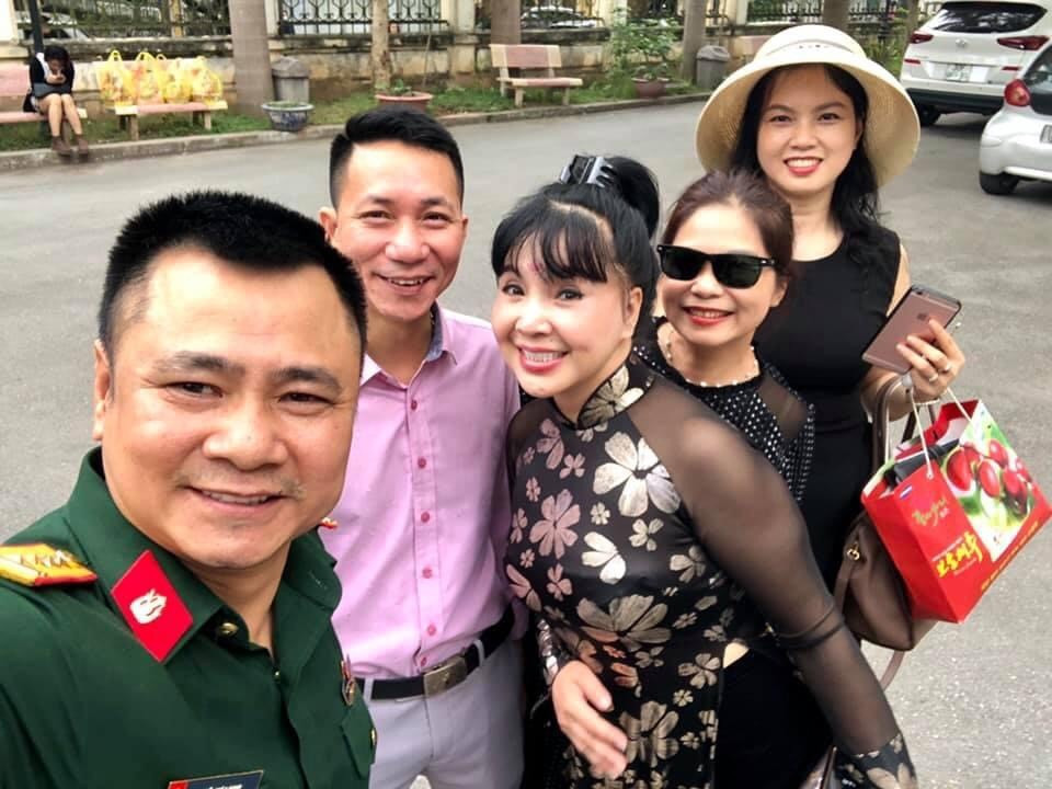 NSND Tự Long đăng ảnh cùng NSND Lan Hương cùng bạn về thăm trường cũ. Nghệ sĩ Lan Hương thời gian qua chuyên tâm cho công việc giảng dạy, thỉnh thoảng xuất hiện trong một số dự án phim ảnh.