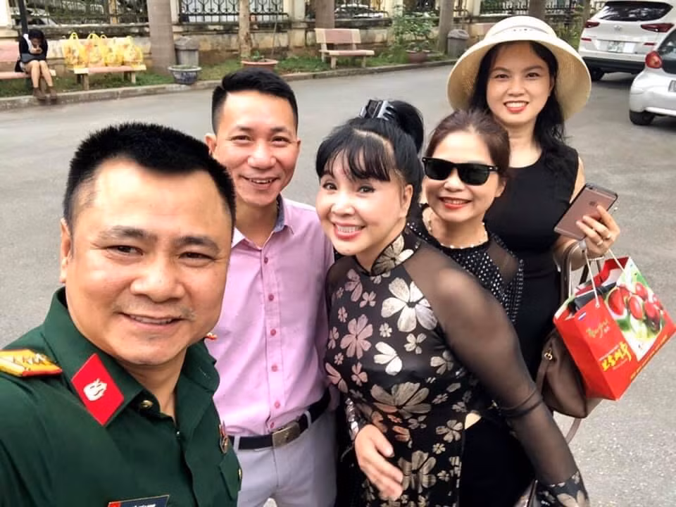 NSND Tự Long đăng ảnh cùng NSND Lan Hương cùng bạn về thăm trường cũ. Nghệ sĩ Lan Hương thời gian qua chuyên tâm cho công việc giảng dạy, thỉnh thoảng xuất hiện trong một số dự án phim ảnh.