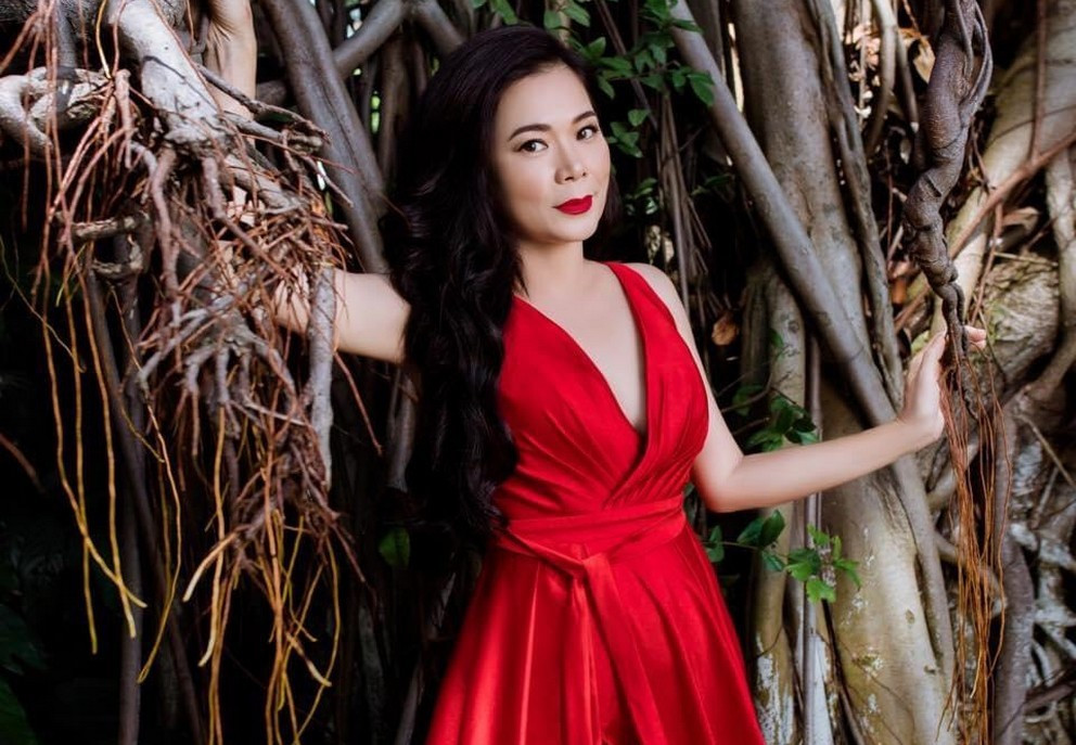 Mỹ Lệ quyến rũ, mặn mà trong bộ váy xẻ sâu với bộ ảnh thời trang thực hiện trong rừng.