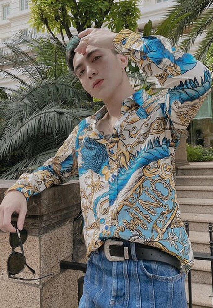 Soobin Hoàng Sơn với phong cách áo hoa lãng tử xuống phố. Nam ca sĩ thời gian qua trở lại V-Pop với hình ảnh và dòng nhạc mới.