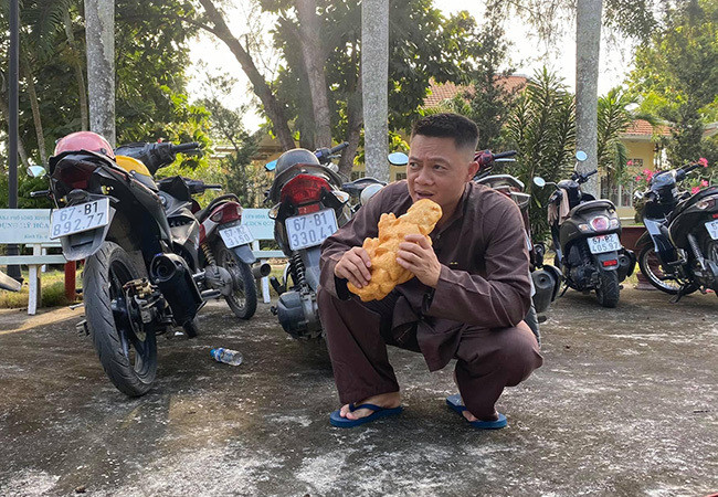 BTV Quang Minh khoe khoảnh khắc "gặm" bánh mì trong lúc đợi ghi hình trên trường quay. "Ôi trời, cuộc sống mà", anh hài hước than thở.