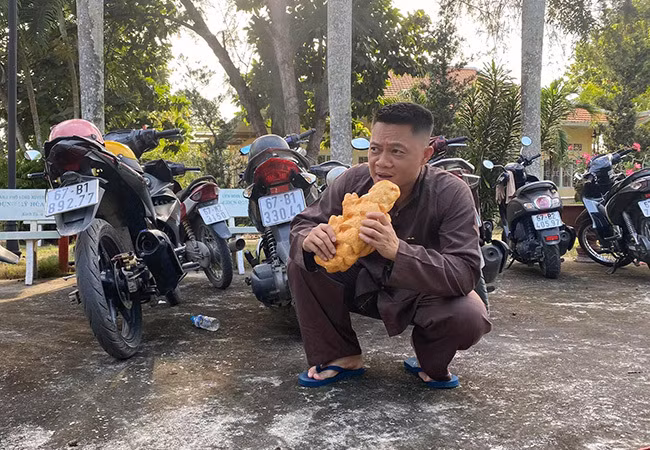 BTV Quang Minh khoe khoảnh khắc "gặm" bánh mì trong lúc đợi ghi hình trên trường quay. "Ôi trời, cuộc sống mà", anh hài hước than thở.