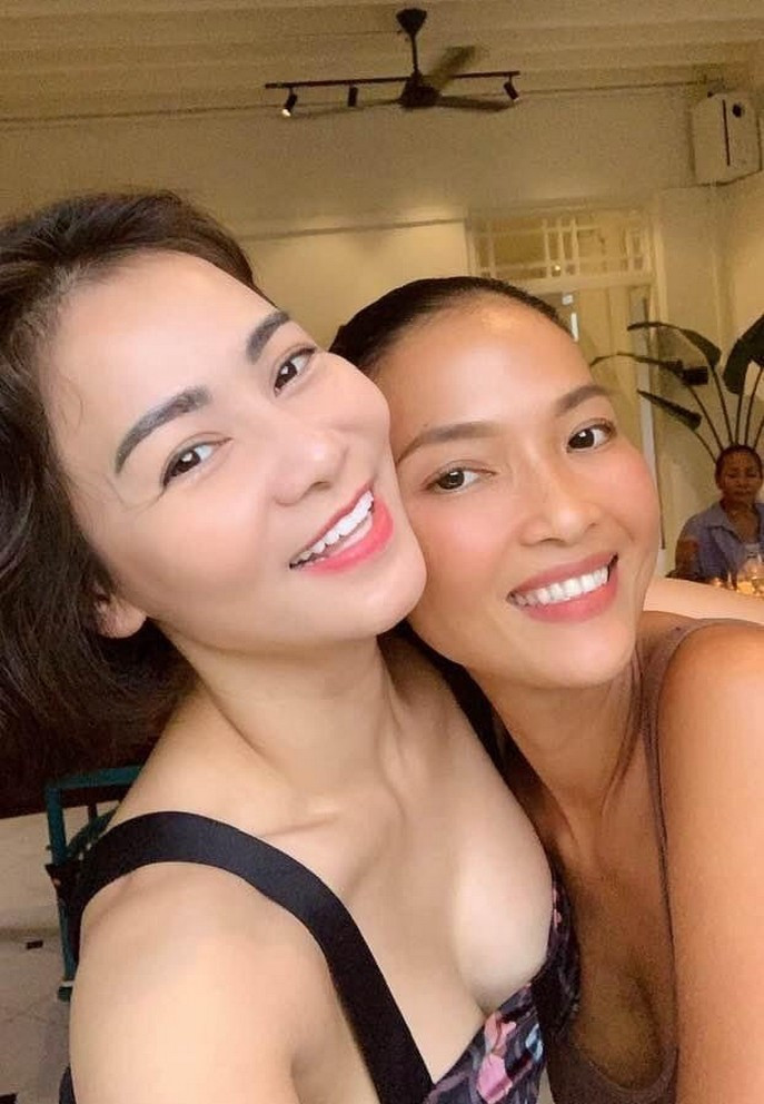  Tin Sao Việt hôm nay 25/11: Thu Minh rạng rỡ hội ngộ cùng cựu siêu mẫu Bằng Lăng tại Singapore. Nữ ca sĩ khoe được người bạn đích thân vào bếp chiêu đãi những món ăn ngon.