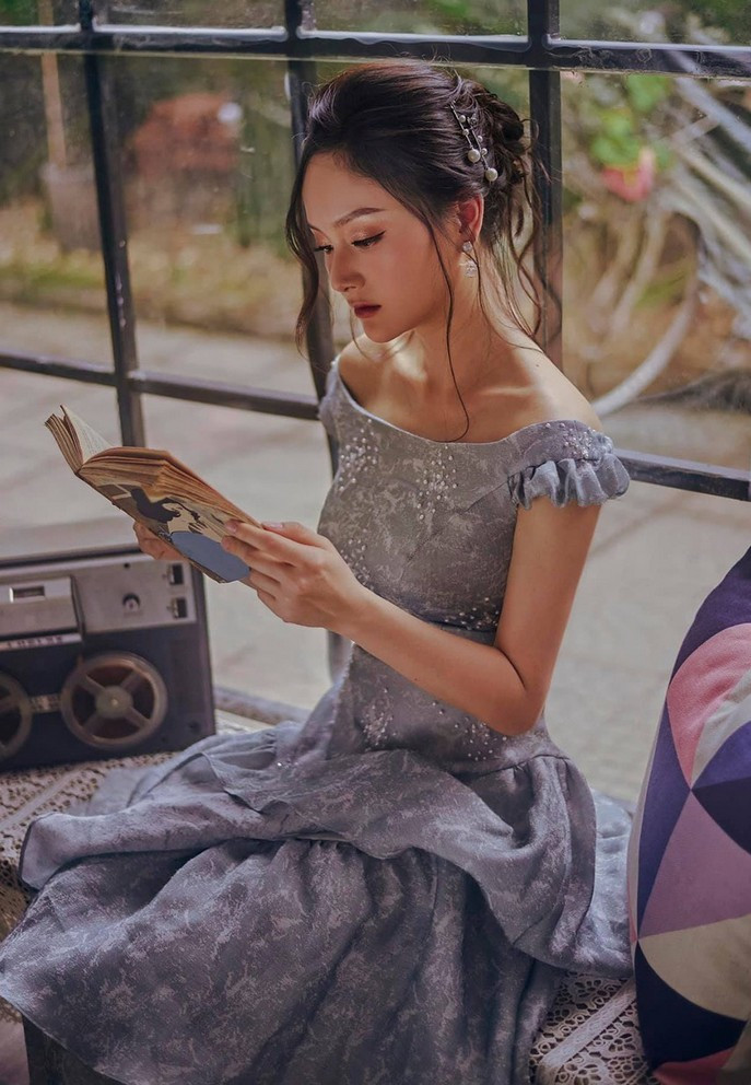 Lan Phương được khen vóc dáng mảnh mai, nhan sắc trong veo như thiếu nữ.