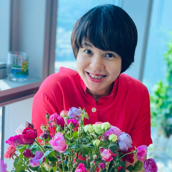 ##s###Facebook của cô "nhuộm" màu sắc sỡ từ các loài hoa tươi thắm. 