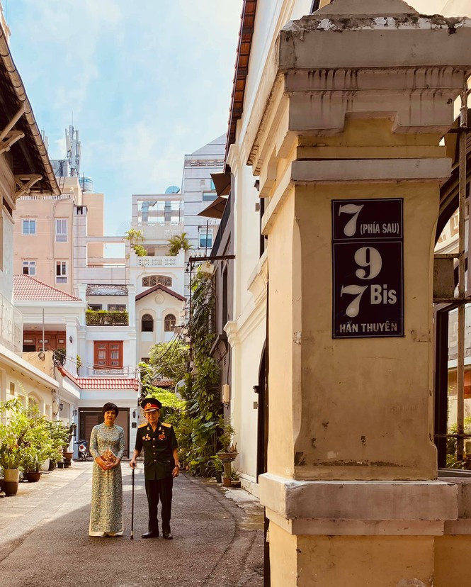 ##s###Hình ảnh Diễm Quỳnh tại Dinh Độc Lập cổ kính. 