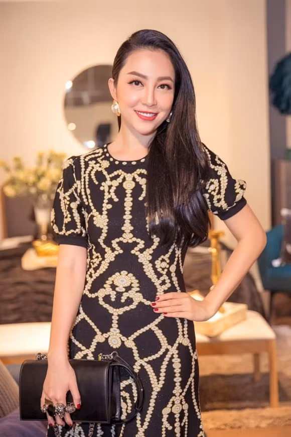 Diva Hong Nhung vui ve di su kien cung ban be