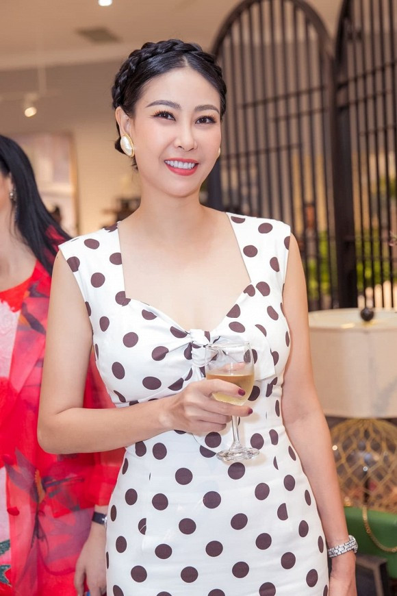 Diva Hong Nhung vui ve di su kien cung ban be-Hinh-2