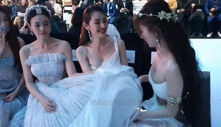 Bên cạnh giây phút trò chuyện vui vẻ, điều khiến dân mạng quan tâm hơn cả là hành động tinh tế mà Ninh Dương Lan Ngọc dành cho Ngọc Trinh. Theo đó, khi chứng kiến cảnh Ngọc Trinh loay hoay với chiếc đầm cắt xẻ táo bạo, nữ diễn viên đã nhanh tay dùng phần váy dài của mình để che chắn cho đàn chị.