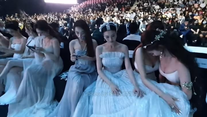 ##ss###style="text-decoration: underline;">Hành động của Lan Ngọc nhận được nhiều lời khen, dù cho cô và Ngọc Trinh không quá thân thiết. Trước Ninh Dương Lan Ngọc, nhiều sao Việt cũng từng ghi điểm khi nhanh tay giúp đồng nghiệp thoát khỏi sự cố "lộ hàng".