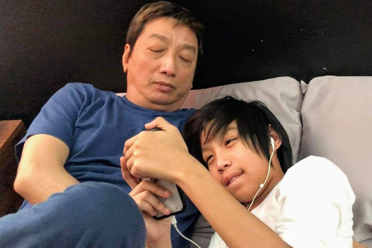 Ngoài công việc đi hát, Trường Vũ cũng rất chăm chút vườn cây hay cùng các con nấu ăn. Thỉnh thoảng, nam danh ca còn đưa gia đình nhỏ ra biển câu cá.