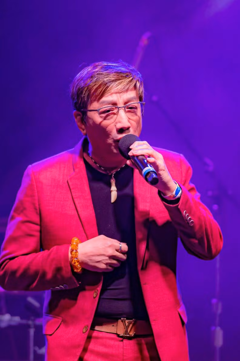 Từ giữa năm 2016, anh về nước nhiều hơn và nhận lời làm giám khảo một số chương trình truyền hình và biểu diễn tại các thành phố lớn.