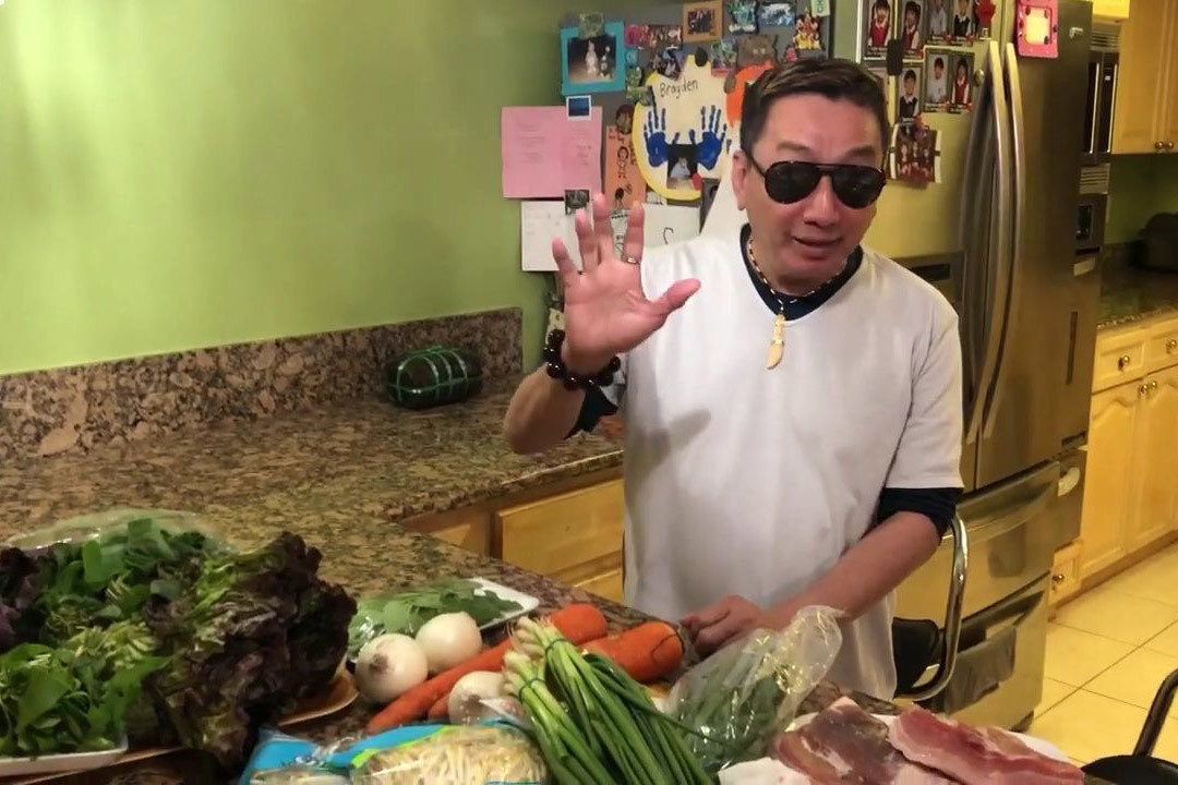 Khán giả vô cùng thích thú khi chứng kiến anh trổ tài nấu nướng.