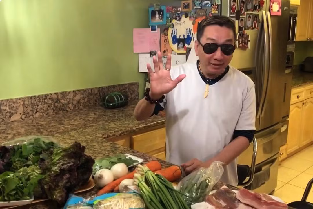 Khán giả vô cùng thích thú khi chứng kiến anh trổ tài nấu nướng.