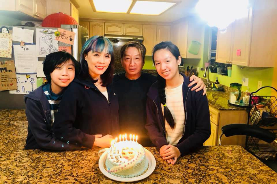 Không chỉ sở hữu vườn cây ăn quả sai trái, danh ca Trường Vũ còn khiến người hâm mộ ngưỡng mộ khi khoe loạt khoảnh khắc gia đình ấm cúng tại xứ cờ hoa.