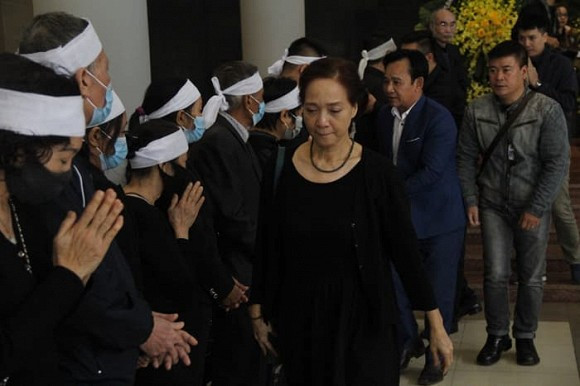 NSND Lê Khanh, phía sau là nghệ sĩ Quang Tèo đến chia buồn cùng gia đình NSND Xuân Huyền.