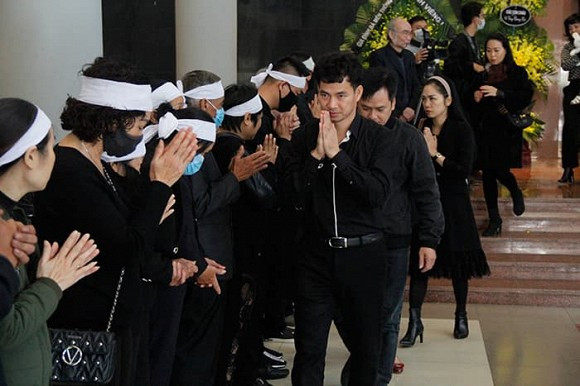 Nhiều nghệ sĩ miền Bắc đã đến tiễn đưa và chia buồn cùng gia đình NSND Xuân Huyền.