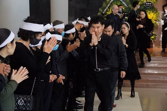 Nhiều nghệ sĩ miền Bắc đã đến tiễn đưa và chia buồn cùng gia đình NSND Xuân Huyền.