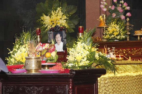 Lễ viếng ông diễn ra vào 8h ngày 30/11 ở Nhà tang lễ Cầu Giấy, đường Trần Vỹ, Mai Dịch (Hà Nội). Ông được gia đình hỏa táng tại Đài hóa thân Hoàn Vũ.