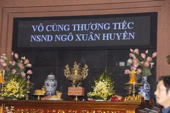 Không chỉ là một đạo diễn tài ba mà còn là một người thầy của nhiều thế hệ học trò nên sáng nay nhiều nghệ sĩ Việt như Hoàng Dũng, Chiều Xuân, Giang Còi, Công Lý, Xuân Bắc, Trung Hiếu.... đã đến tiễn đưa NSND Xuân Huyền và chia buồn cùng gia đình. Hầu hết các nghệ sĩ không khỏi xúc động và bật khóc khi đến viếng nghệ sĩ gạo cội.
