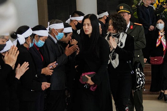 Vở kịch đầu tiên làm nên tên tuổi ông là Gió và bụi, đoạt huy chương bạc Hội diễn Sân khấu toàn quốc năm 1980. Sau này, ông là đạo diễn nhiều vở kịch gắn với Nhà hát Tuổi trẻ như Bến bờ xa lắc, Trái tim trong trắng, Othello, Lời thề thứ chín, Vòng phấn Kápka, Nhà có ba chị em gái, Ông không phải bố tôi...