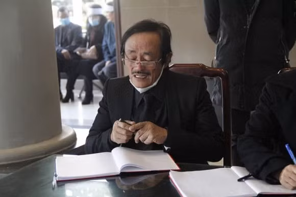 Nghệ sĩ Giang Còi bật khóc khi đến dự đám tang NSND Xuân Huyền.