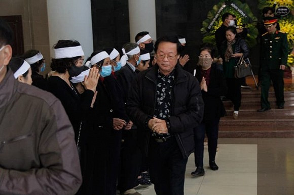 Sinh năm 1942 ở Thanh Chương, Nghệ An, Xuân Huyền sớm dấn thân vào ngành sân khấu, là học viên khóa đầu tiên của Trường Nghệ thuật sân khấu Việt Nam (1959 - 1963). Sau một thời gian gắn bó với nghệ thuật tuồng, năm 1971, ông được cử đi học đạo diễn tại Liên Xô (cũ) tu nghiệp và trở về nước năm 1977.